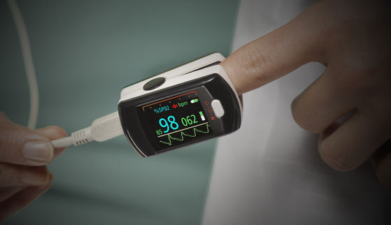 Anwendung in der Medizin: Um den Sauerstoffgehalt im Blut zu ermitteln, sind kleine elektronische Geräte notwendig. Auch hier muss die Anzeige deutlich abzulesen sein. (Monotype)