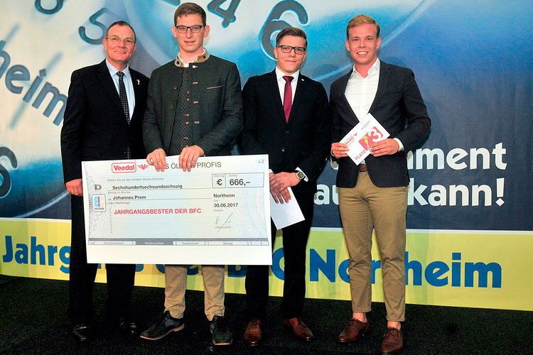 (v. li.) Dietmar Neubauer (Veedol) zeichnete die Prüfungsbesten des Jahrgangs aus: Julius Wick, Gerjet Landflet und Johannes Prehm. (Zietz/»kfz-betrieb«)