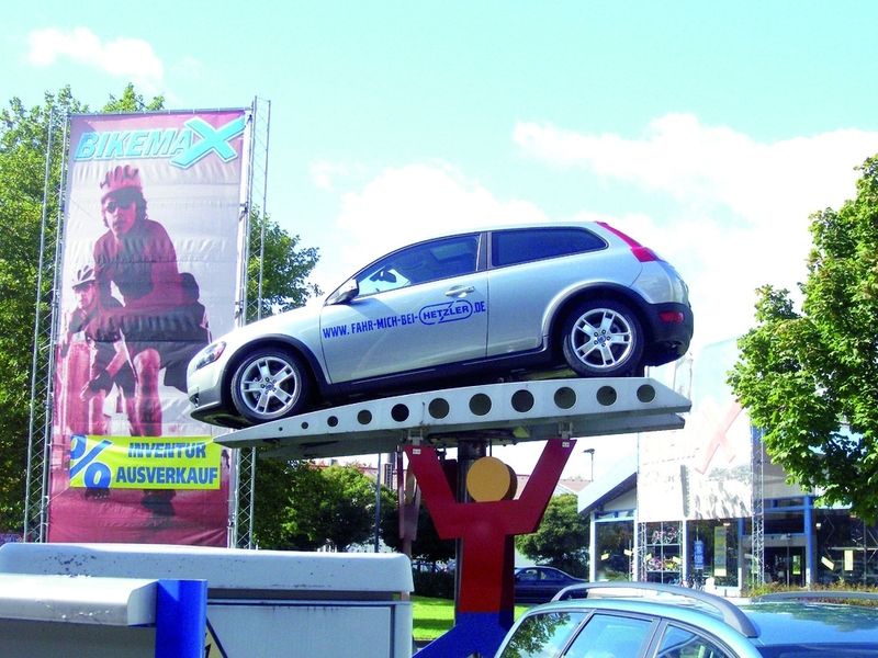 Ein rotierender Volvo C30 lenkt die Blicke der Passanten auf das Autohaus Hetzler. (Archiv: Vogel Business Media)