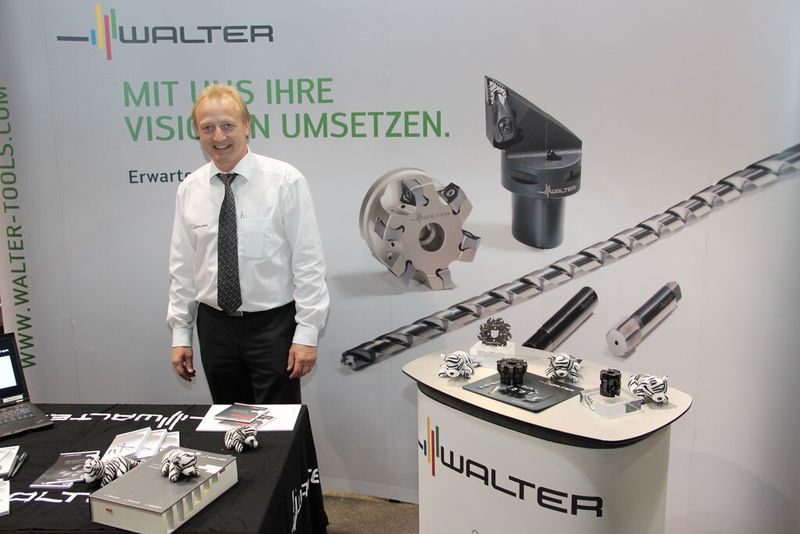 Klaus Kollmann, Verkaufsleiter Nord-Ost der Walter Deutschland GmbH in Frankfurt, informierte Besucher unter anderem über das Fräser-Programm von Walter. (Bild: Kuttkat)