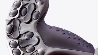 „Herzstück“ des neuen Pistenbully-Bedienfelds ist der von Rafi entwickelte Vier-Achs-Joystick zur intuitiven Steuerung des Räumschilds. (Rafi)