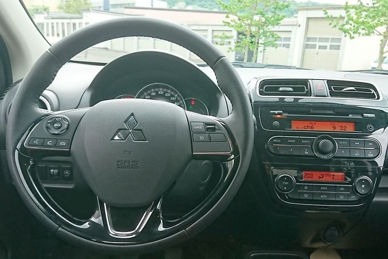 Das Multifunktions-Lenkrad ist mit Leder und die Sitze mit einem gemusterten Stoff überzogen. (Sven Prawitz/»Automobil Industrie«)