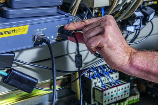 (Die Basis von Smartblick bilden leicht montierbare Hall-Sensoren, die jeden am Markt verfügbaren Maschinentyp innerhalb kürzester Zeit in eine digitale Datenquelle verwandeln. Bildquelle: Smartblick)