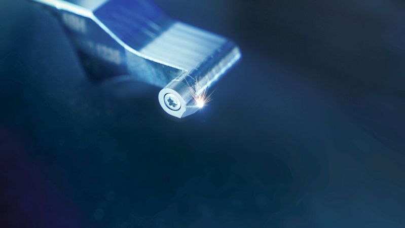Der Laser bringt eine komplexe, umlaufende Spanformgeometrie in das Werkzeug ein. Auf diese Weise ist der Spanwinkel zu allen Seiten gleich, was sich bei Gewindewerkzeugen, aber auch bei multidirektional einsetzbaren Werkzeugen positiv auswirkt.(Bild:  www.kunststoff.film)