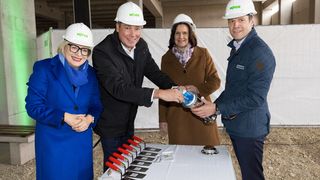 Befüllen die „Zeitkapsel“ (v.l.): Diana Wilhelm (Vice President Corporate Logistics Wago), Christian Hohorst (Vorsitzender der Wago-Stiftung), Antje Hochwind-Schneider (Landrätin des Kyffhäuserkreises) und Dr. Heiner Lang (CEO Wago).  (Bild: Wago)