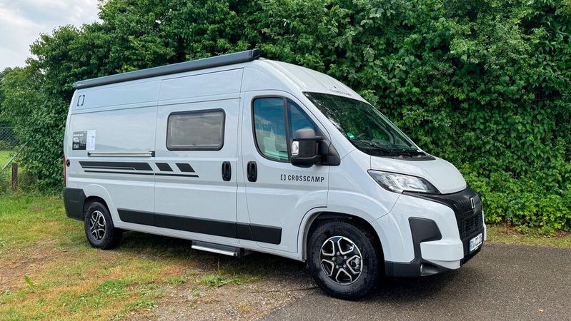 Die kompakteste Camper-Van-Baureihe der 2019 gegründeten Marke Crosscamp aus der Erwin-Hymer-Gruppe wird Adventure ausgesprochen, aber Advtr geschrieben.(Bild:  Crosscamp)