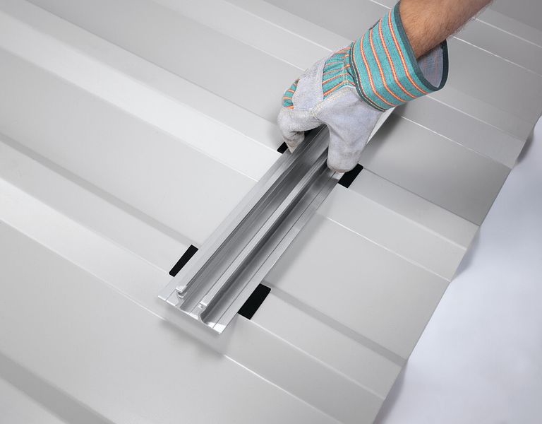 Befestigungssysteme für Solaranlagen sollen stabil und schnell zu montieren sein. Außerdem dürfen sie das Dach nicht beschädigen. (Bild: Hilti)