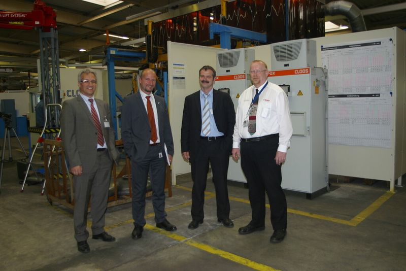 Cloos-Spartenleiter Manfred Damm, Bosch-Werksleiter Marcus Pfaar, Projektleiter Frank Wagner und Abteilungsleiter Hans Dieter Lobeck (v.l.) haben es geschafft: Unter hohem Zeitdruck wurde die neue Roboteranlage konzipiert und realisiert. (Bild: Carl Cloos/Dieter Heller)