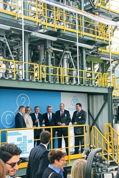 Startschuss für die Schornstein-Chemie: Vertreter von Thyssenkrupp, der Bundesregierung sowie der lokalen und EU-Administration lassen die Carbon2Chem-Produktion anrollen. (PROCESS)