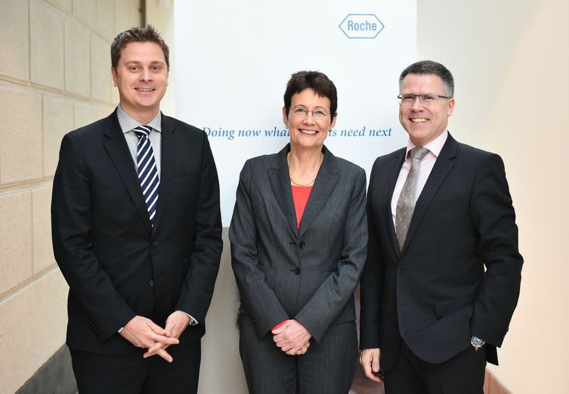 Gutes Ergebnis für Roche in Deutschland: Dr. Thomas Schinecker, Dr. Ursula Redeker und Dr. Hagen Pfundner zogen Bilanz (v.l.). (Bild: Roche)