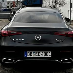 2. Ist er ein Sportwagen? Dynamisches Design trifft auf ein hochentwickeltes Fahrwerk, leistungsstarke Motoren und wahlweise Heck- oder Allradantrieb. Trotzdem fährt sich der CLE eher wie eine gut motorisierte Limousine als ein echter Sportwagen. Gewicht und Abmessungen sprechen gegen die Hatz auf kurvenreichen Bergrennstrecken. Auch ...(Bild:  Simon – VCG)