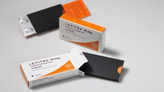 Neues Verpackungskonzept für das Levitra Schmelztabletten: Die Burgopaks bestehen aus einem elegant schwarzen, mattlackierten Cover und einer Pullcard.  (Bild: Edelmann)