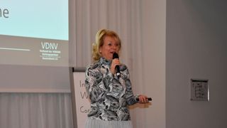 VDNV-Vorständin Marlies Wegener sprach die Herausforderungen an, mit denen die Nissan-Händler konfrontiert sind, darunter ein deutlicher Rückgang in der Nachfrage. (Bild: Simon – VCG)