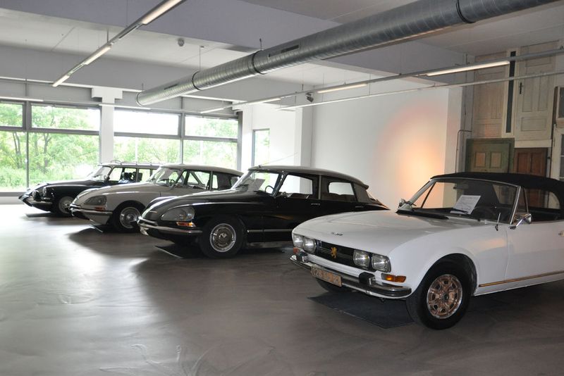 … der auf Oldtimer spezialisiert ist: Hier zu sehen ein Peugeot 405 und dahinter drei Citroën DS. (Foto: Grimm/Dominsky)