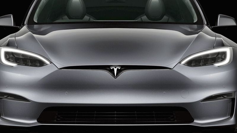 Das Tesla Model S: Einst ein Sehnsuchtsmodell, wird es kaum mehr gekauft. Doch das Kernmodell Model Y kommt auch immer weniger beim Kunden an.(Bild:  Tesla)