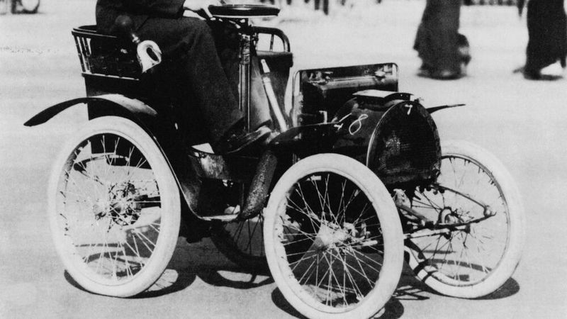 Mit einem DeDion-Einzylindermotor erreicht die erste Voiturette immerhin eine Spitzengeschwindigkeit von 35 km/h. (Bild: Renault)