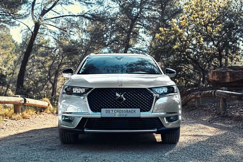 Die Front ziert ein großer Kühlergrill. Dahinter steckt ein Antriebskonzept mit einer Systemleistung von 220 kW/300 PS und 520 Nm. (DS Automobiles)