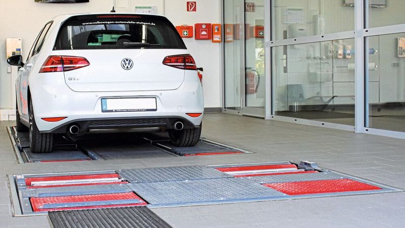 Ab kommendem Jahr tritt eine neue Bremsprüfstandsricht- linie in Kraft. Sie bereitet den Herstellern dieser Prüfstände jedoch reichlich Kopfzerbrechen.(Bild:  Maha)