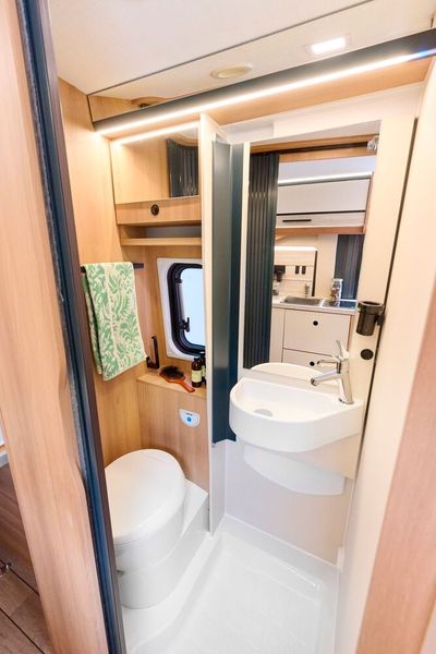 WC, Dusche und Waschbecken bietet die Nasszelle im kompakten FV599. (Bild: Forster)
