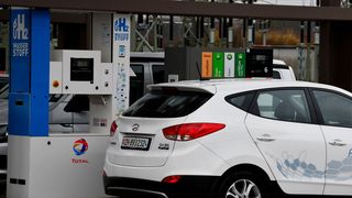 Neben vielen Potenzialen bringt der Wasserstoffimport auch Herausforderungen mit sich.  (TOTAL Wasserstoff-tankstelle 703 bar bei Karlsruhe / Dr. Artur Braun / CC BY-SA 4.0)