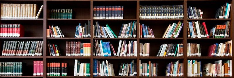Ein Cache speichert Daten zwischen, die sehr schnell verfügbar sein sollen, aber nicht in den Arbeitsspeicher gehören. Ein Cache speichert Daten zwischen, die sehr schnell verfügbar sein sollen, aber nicht in den Arbeitsspeicher gehören.