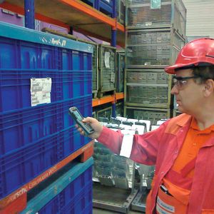 Constellium-Lagerist beim Umbuchen der Lagerbestände. Eine kurze Einweisung genügt, um das System bedienen zu können.