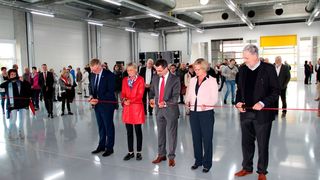 Das neue Produktions- und Logistikgebäude von Sensopart wird in Gottenheim offiziell eröffnet: Bürgermeister Christian Riesterer, Landrätin Dorothea Störr-Ritter, Bauherr Dr. Theodor Wanner, Finanzministerin Edith Sitzmann und Architekt Andreas Wiskandt (v.l.n.r) (Sensopart)