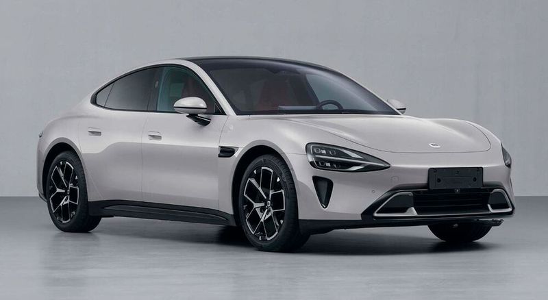 Das erste Auto des Smartphone-Herstellers Xiaomi lehnt sich stilistisch stark an Teslas Model S an. Anders als der US-Hersteller verwendet der SU7 LiDAR-Technik. In der Grundversion kommt eine Lithium-Eisenphosphat-Batterie von Fudi zum Einsatz, in der Pro- und Max-Variante ein Lithium-Ionen-Akku von CATL. Xiaomi lässt das Fahrzeug beim Staatskonzern Beijing Automotive Industry Holding Co. (BAIC) bauen.  (Bild: MIIT)