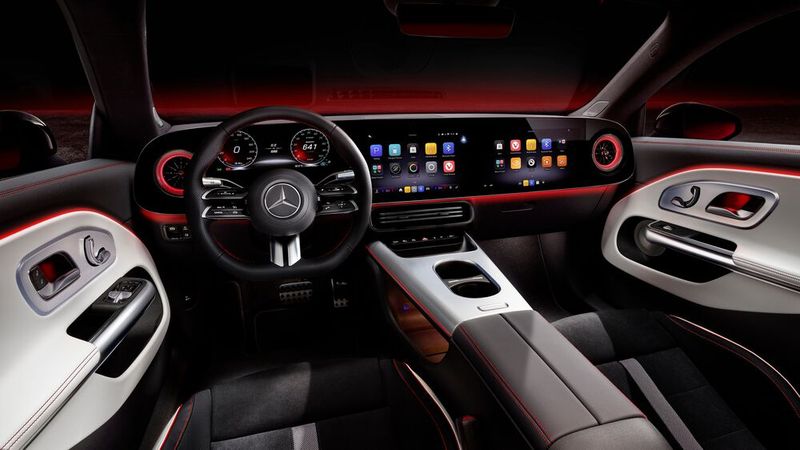Der CLA macht einen weiteren Schritt bei der Digitalisierung und bekommt jetzt einen Bildschirm, der sich (fast) durchs ganze Cockpit spannt. (Bild: Mercedes-Benz)