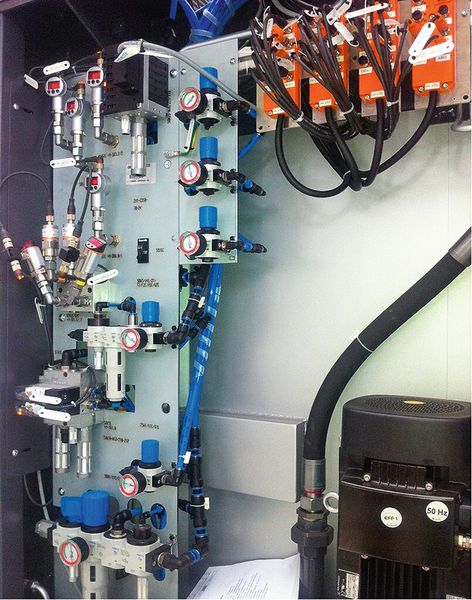 Bild 1: Einsatz der Koaxialventile auf der zentralen Fluidplatte einer Werkzeugmaschine: Die Wartungsfreundlichkeit ermöglicht den Austausch des Ventilsitzes in wenigen Minuten. (Bild: Hillinger+Partner)