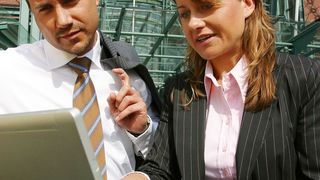 Bordstein-Konferenzen finden üblicherweise vor und/oder nach dem Verkaufsgespräch statt. (Bild: Vodaphone)