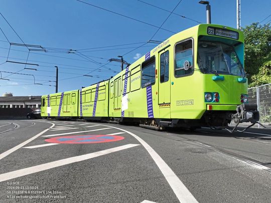Die Frankfurter „Gütertram“ im Einsatz: Im Stadtgebiet werden damit Pakete befördert.(Bild:  VGF)