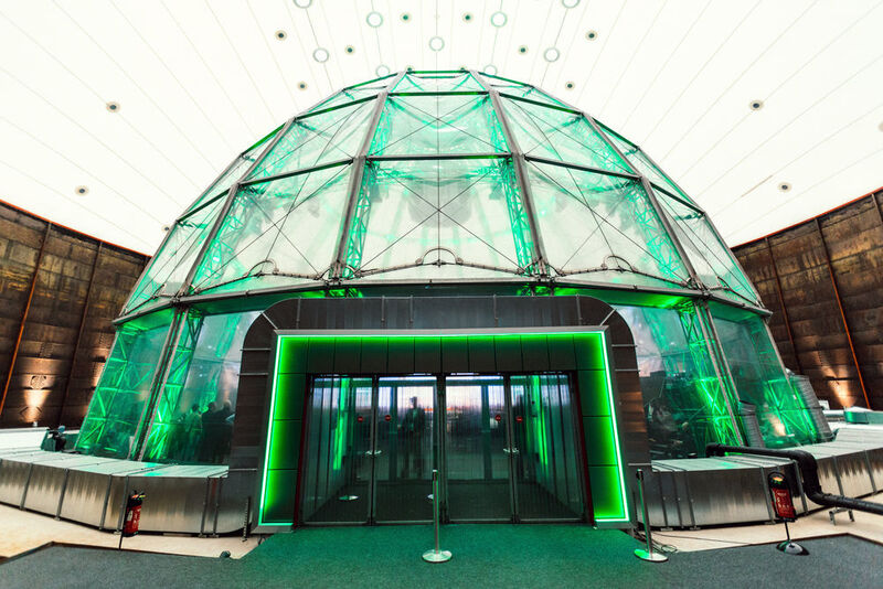 Architektur in grünen Sage-Farben: die Kuppel des Besucherraums im Gasometer Berlin. (Sage)