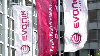 Evonik Industries stärkt mit der Investition in die HTPB-Anlage seine Position als Lösungsanbieter im dynamisch wachsenden Markt der Kleb- und Dichtstoffindustrie. (Bild: Evonik/Karsten Bootmann)