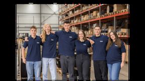 Der Wettbewerb um qualifizierte Nachwuchskräfte wird für Industrieunternehmen zunehmend zur strategischen Herausforderung. TKD Kabel begegnet diesem Wandel mit einer Ausbildung, die früh Verantwortung überträgt, internationale Erfahrungen ermöglicht und gezielt persönliche Entwicklung fördert.
 (Bild:  TKD Kabel GmbH)