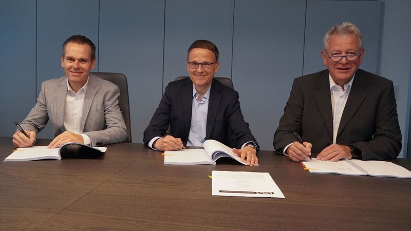 Die Kunzmann-Geschäftsführung bei der Unterschrift des Kia-Händlervertrags: (v. l.) Sascha Stößel, Karl Diehm und Thomas Millies (Bild: Autohaus Kunzmann)