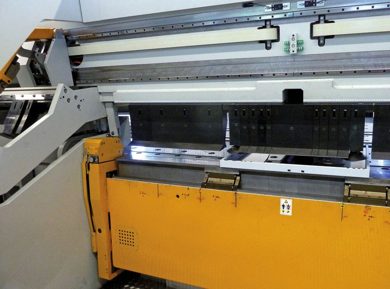 Biegewange mit abklappbaren Up-down-Werkzeugen. Sie schaffen extreme Gestaltungsfreiheit für den Anwender. Die servomechanisch angetriebene Oberwange spannt dabei die Platine gegen die Unterwange. Danach schwenkt die Biegewange auf den programmierten Winkel oder biegt automatisch Winkel, Radien und Umschläge. (Bild: Kuhn)