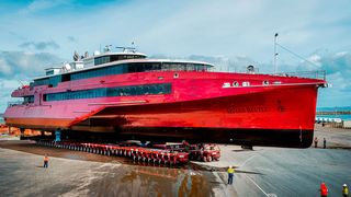 Die „Queen Beetle“, eine 700 t schwere, knapp 83 m lange Hochgeschwindigkeitsfähre, wurde mithilfe von 80 SPMT-Achslinien von Scheuerle von der Produktion zum Wasser gefahren. (Austal/TBHLS)