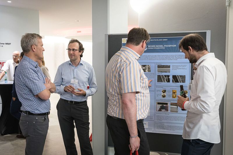 Anwenderkongress Steckverbinder 2023: Tag 1 mit Basisseminaren, Podiumsdiskussion und Posterslam. (Bild: Stefan Bausewein)