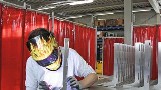 Neue Montage im aufgestockten Gebäude: Das Schweissen von Aluminium gehört bei Mirap zu den Kernkompetenzen im Bereich der Feinblechbearbeitung. (L.Meister)