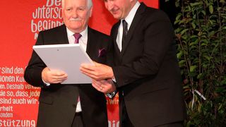 Wirtschaftsminister Prof. Dr. Andreas Pinkwart (r.) überreicht Heinz Dieter Bauer die Ehrung „Unternehmer des Jahres“. (Markus Gehring/Münsterland Zeitung)