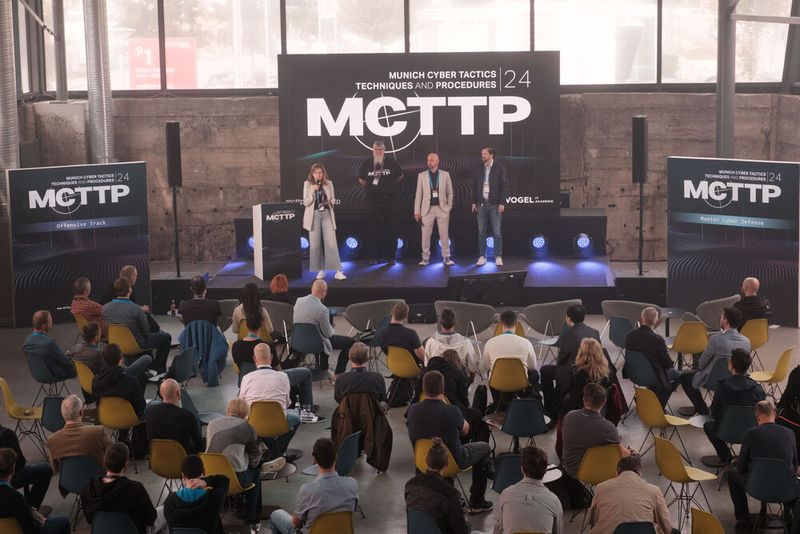 Vera Nikolic (Vogel IT-Akademie) begrüßte gemeinsam mit dem Programmbeirat, bestehend aus Florian Oelmaier (Corporate Trust), Florian Hansemann (HanseSecure) und Marc Maisch (Maisch.law) die Gäste. (Bild: Vogel IT-Akademie)