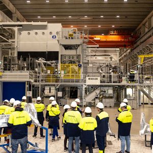 Beeindruckend groß und schnell: Die Megacasting-Anlage bei Volvo in Torslanda mit zwei Druckgusszellen vom Schweizer Konzern Bühler arbeitet im 120-Sekunden-Takt. (Bild: Thorsten Weigl/Volvo Cars)