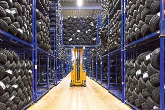 Die Besinnung auf das Kerngeschäft Reifen soll den Onlinehändler Delticom wieder profitabel machen.(Bild:  Wiebke Langefeld)