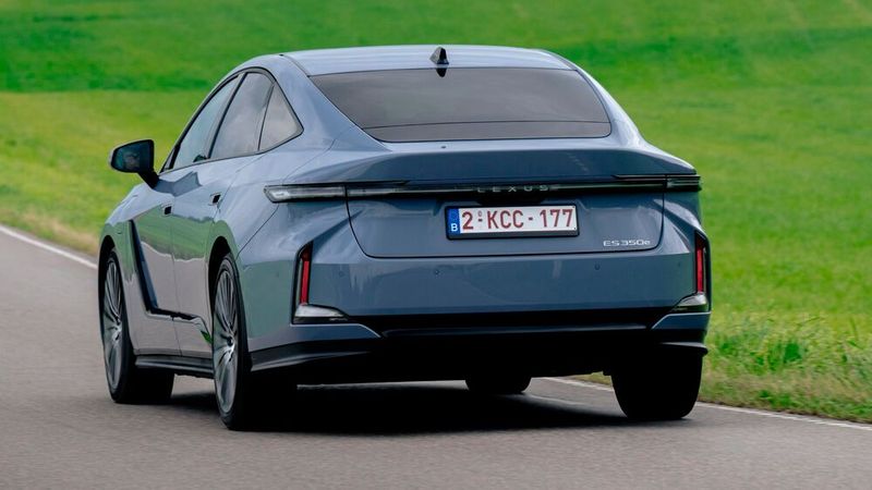 Optisch kommt die auf über fünf Meter gewachsene Limousine  deutlich dezenter daher als der Vorgänger. (Bild: Lexus)