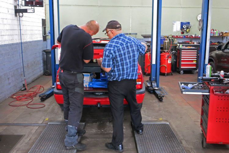 In der Werkstatt packen alle mit an, um den Kunden einen bestmöglichen Service zu bieten. (Bild: Schreiner//»kfz-betrieb«)