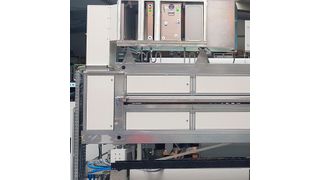 In Bretten wird das Modell EQS.41 gezeigt. Die höhenverstellbar auf den Grundrahmen montierte Sprühkammer beherbergt zwei aus einem Eckardt-Aluminium-Profil gefertigte Sprühbalken, die jeweils mit 41 einzeln einstellbaren Sprühdüsen bestückt sind.  (Eckardt)