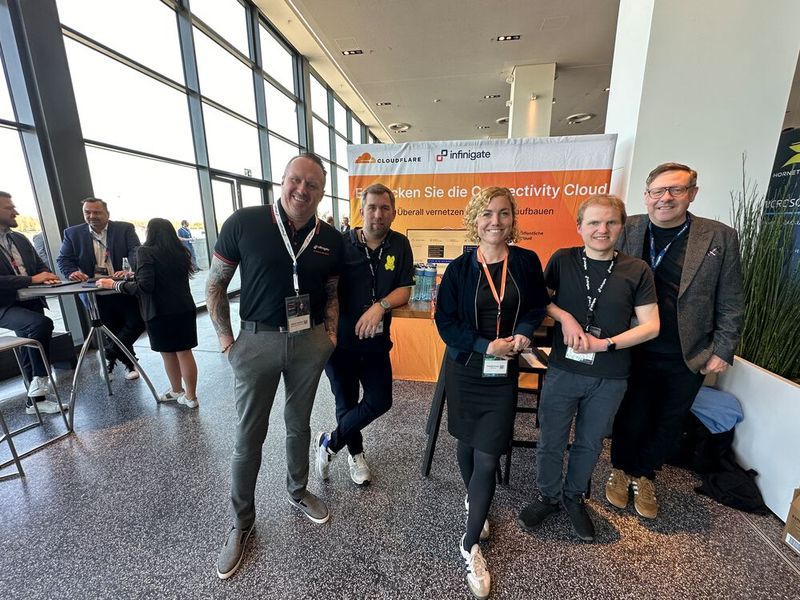 (v. l.) Pascal Papillion (Infinigate) mit Dominic Haussmann, Isabella Huber und Jonas Wagner(Cloudflare) und Sven Launspach (KAEMI) (Bild: Vogel IT-Medien GmbH)