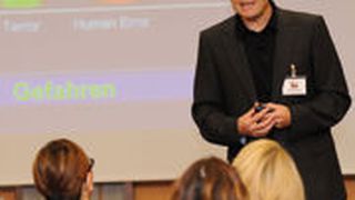 Manfred Müller, Leiter Flugsicherheit bei der Deutschen Lufthansa, erklärt: 80 Prozent der Fehler, die auf menschliches Versagen zurückzuführen sind, lassen sich verhindern. Fotos: Mack (Archiv: Vogel Business Media)