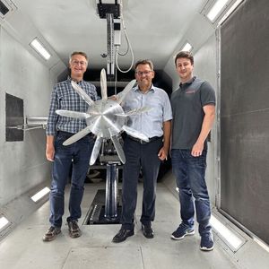 Der Test des vollelektrischen Antriebssystem erfolgte im Windkanal des Instituts für Flugantriebe und Strömungsmaschinen der TU Braunschweig: Thomas Reis, Johannes Oswald und Simon Wolfstädter von Oswald Elektromotoren (v.l.n.r.).(Bild:  Oswald Elektromotoren)